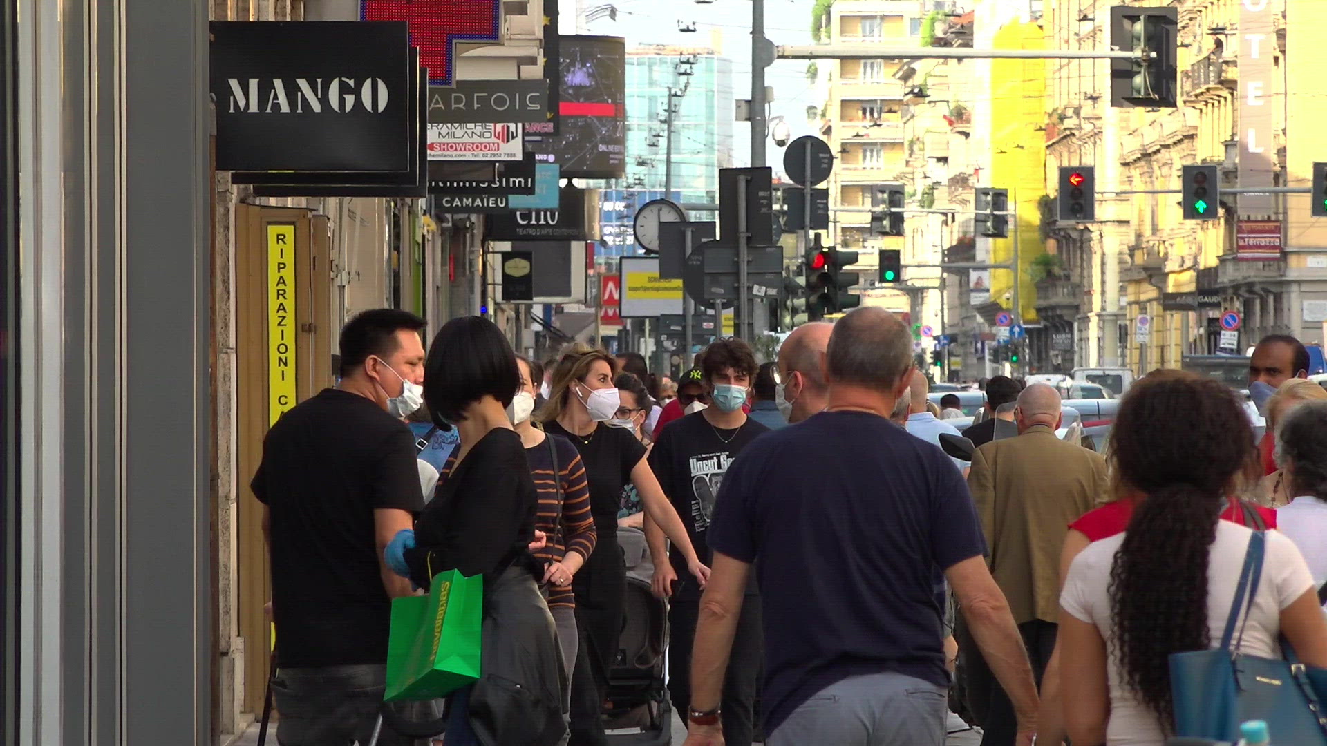 Shopping in Corso Buenos Aires folla